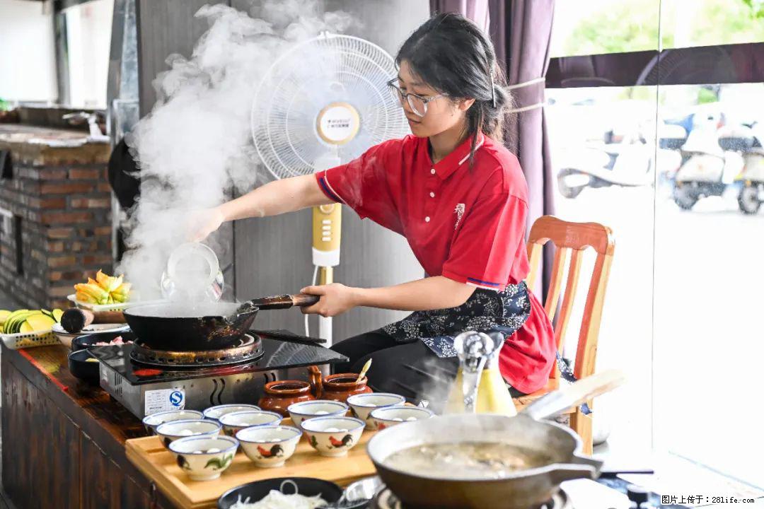 全网追的“扁担女孩”，找了一份暑假工，时薪12元 - 揭阳生活资讯 - 揭阳28生活网 jy.28life.com